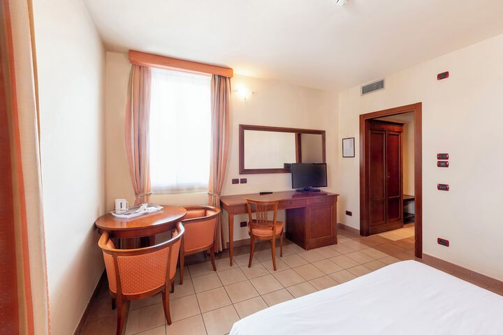 Room 8 of 35