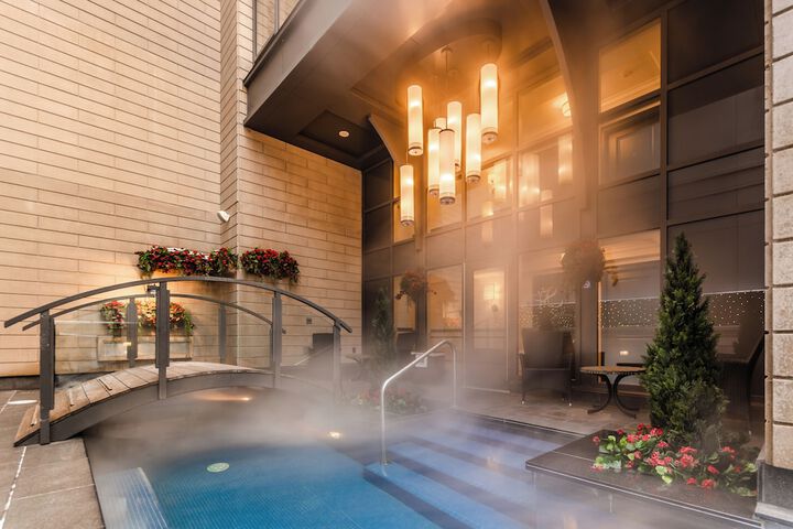 Swimming pool at Metcalfe Hotel Montréal by Gray Collection