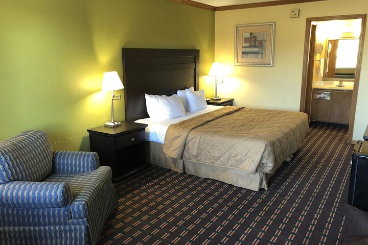 1 King Bed (4 of 6)