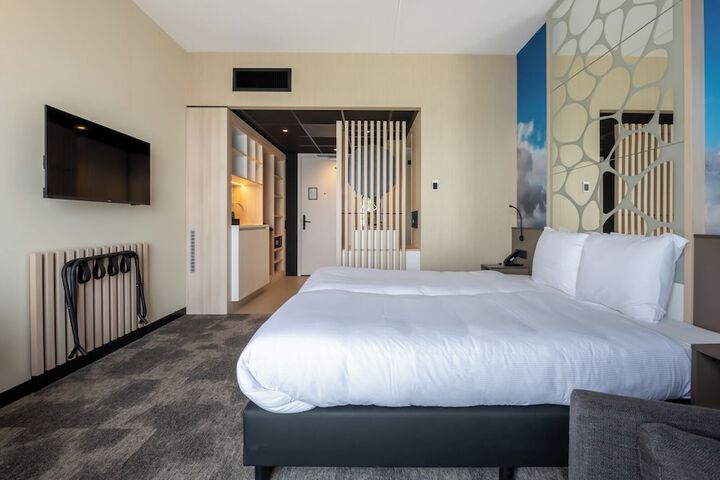 Room 2 of 8