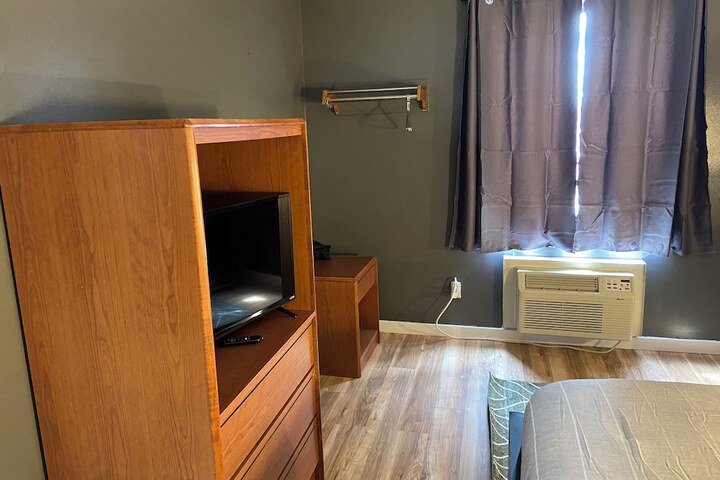 Room 9 of 12