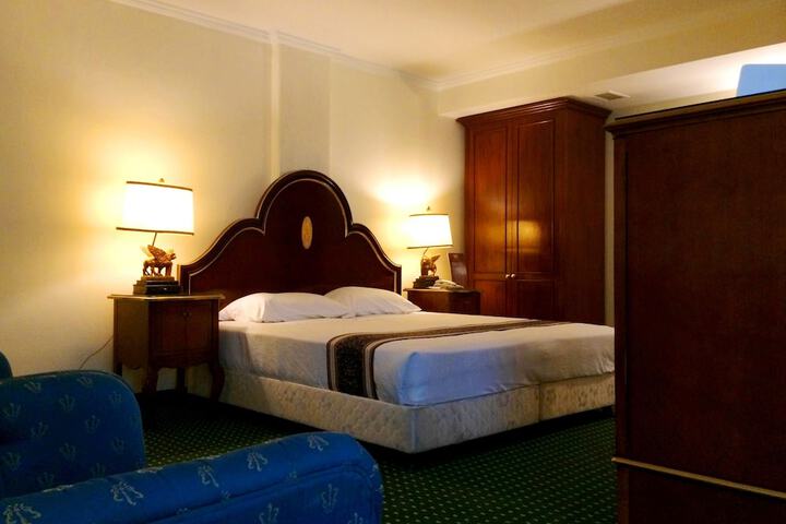 Room 7 of 77