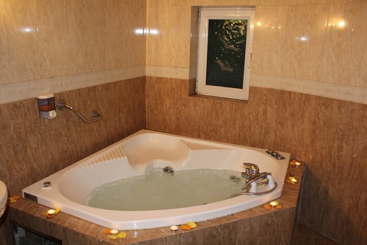 Hot Tub 104 of 141