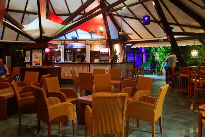 Lounge 36 of 46