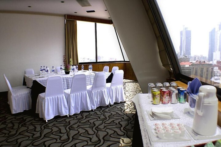 Lounge 46 of 53