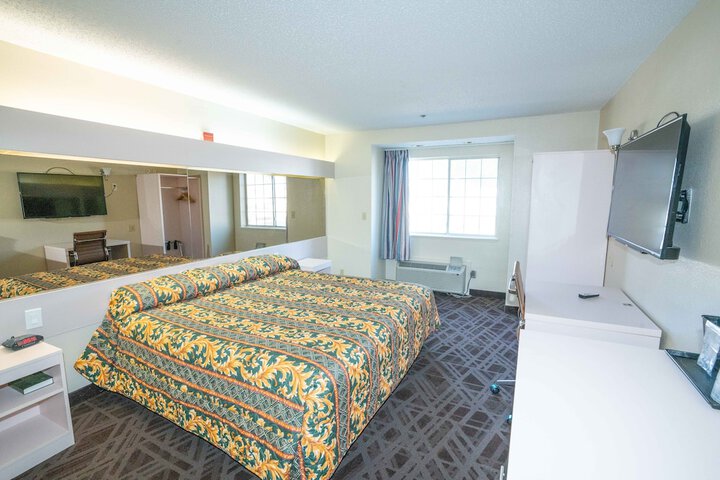 Deluxe King Bed (3 of 12)