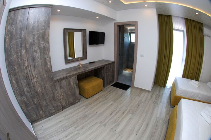 Room 16 of 103