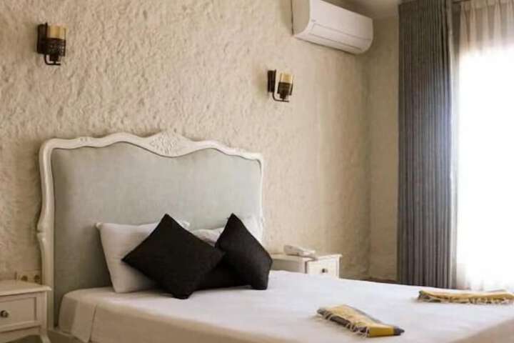 Room 4 of 8