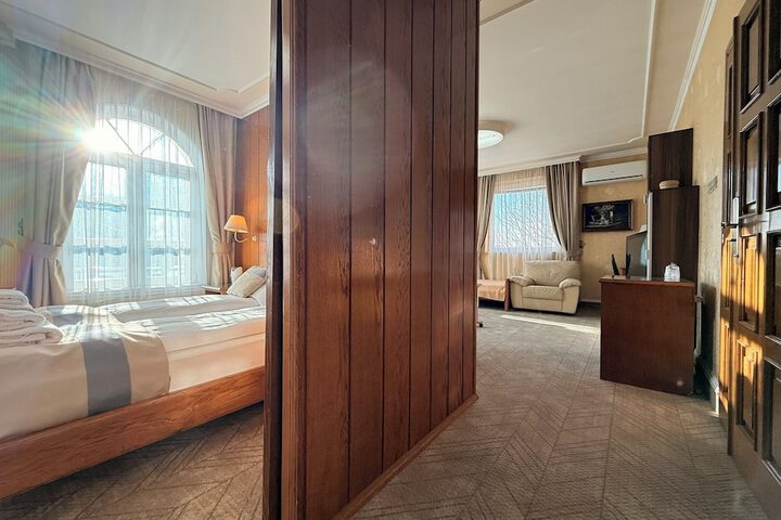 Room 33 of 83