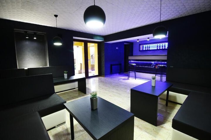 Lounge 31 of 38