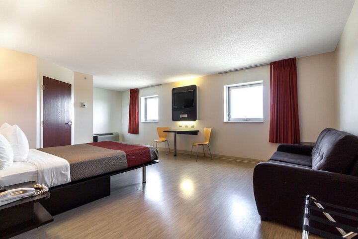 1 Queen Bed (16 of 48)