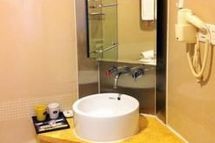 Room 16 of 21