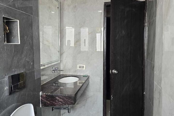 Room 6 of 7