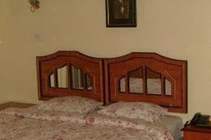 Room 6 of 9