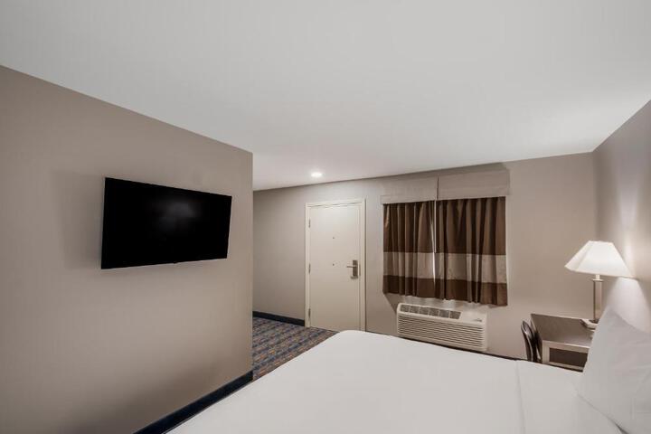 1 King Bed (12 of 16)