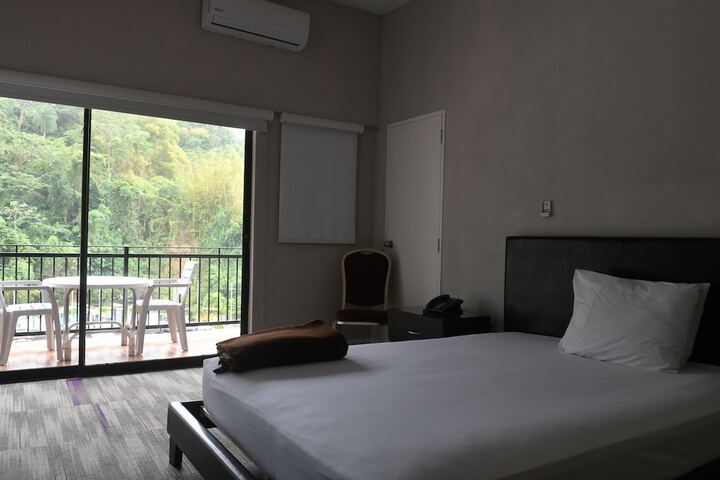 Room 5 of 33