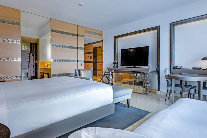 Room 30 of 200