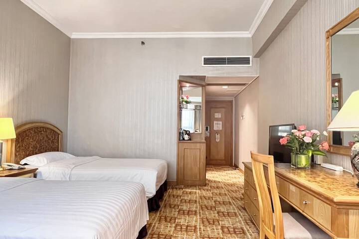 Room 13 of 37