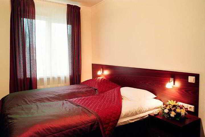 Room 6 of 8