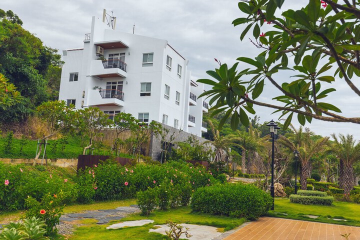 Hotel Exterior 92 of 107
