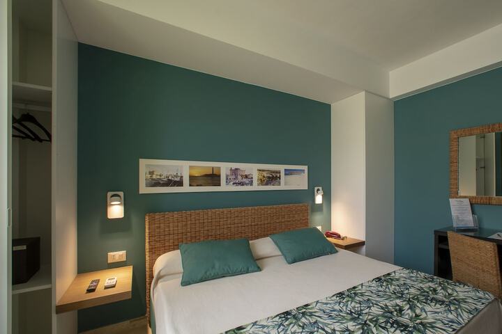 Room 12 of 27