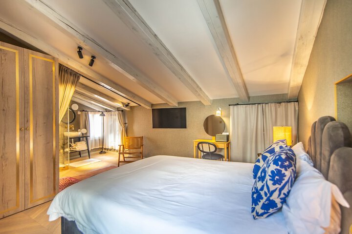 Room 112 of 192