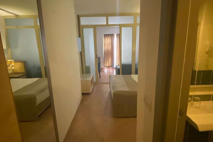 Room 13 of 64