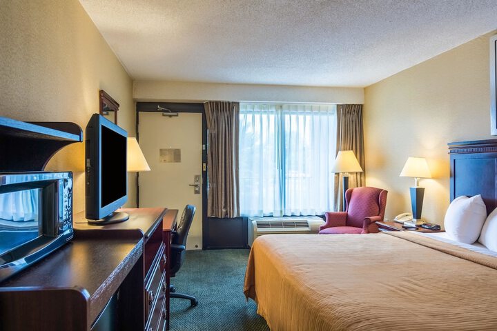1 King Bed (1 of 10)