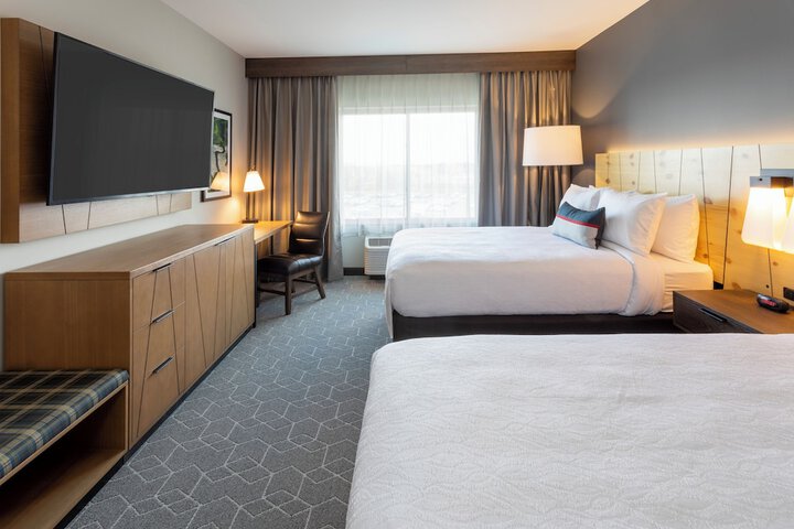 2 Queen Beds (2 of 5)