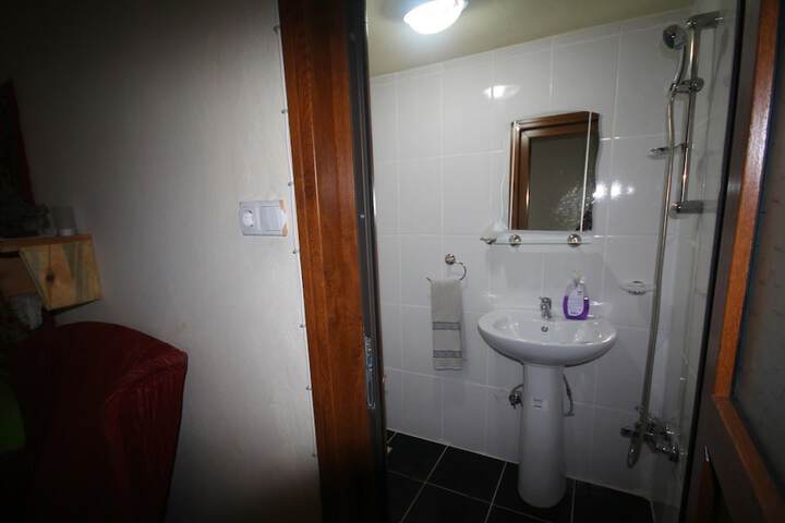 Room 7 of 12