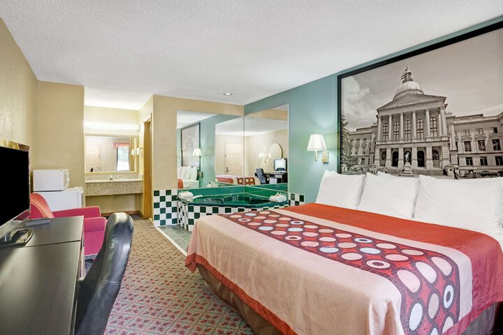1 King Bed (4 of 8)