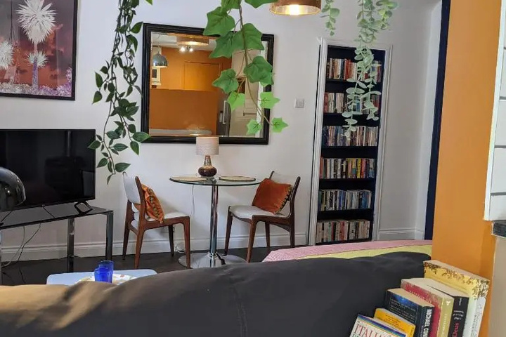 Room 8 of 12