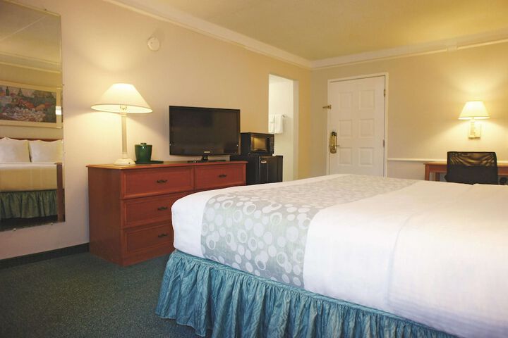 1 King Bed (3 of 17)