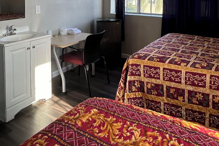 Basic Single Queen Bed Shared Bathroom (3 of 4)