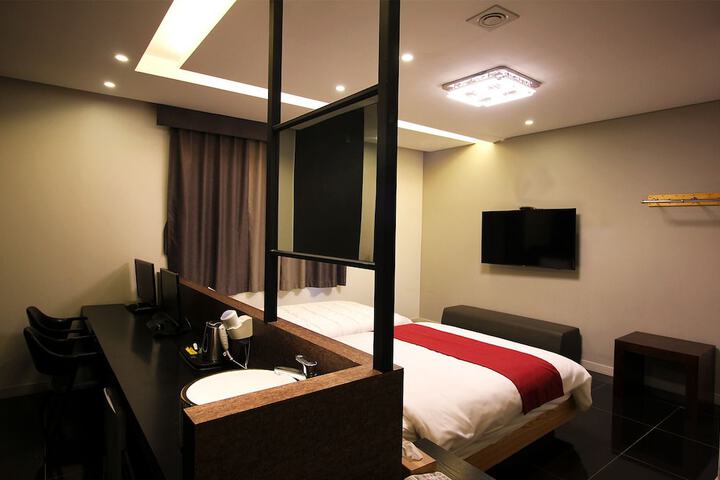 Room 27 of 74