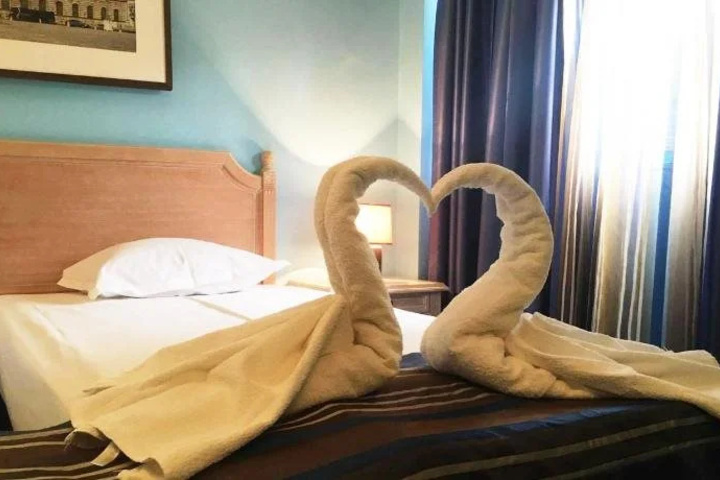 Room 5 of 9