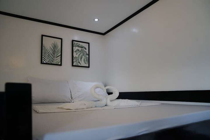 Room 44 of 143