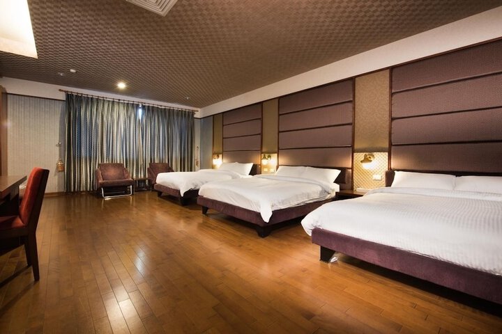 Room 10 of 12