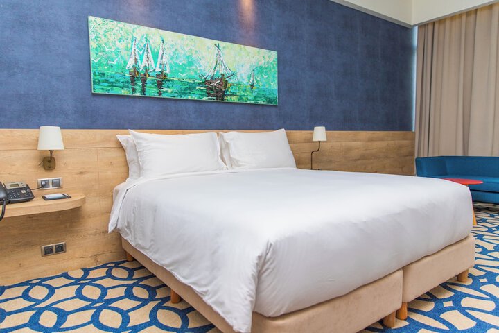 Room 32 of 137