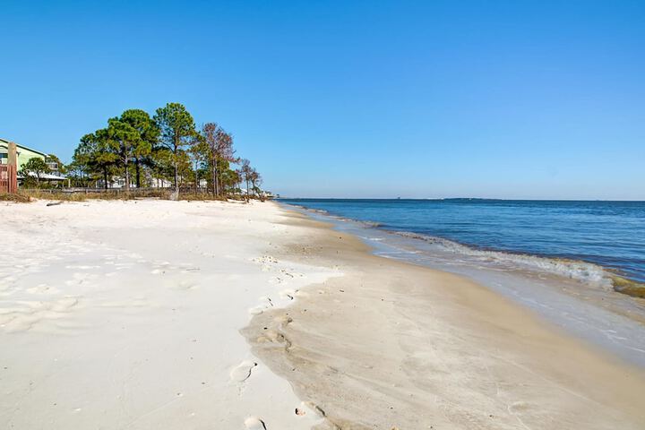 DAUPHIN SURF CLUB BY REDAWNING in Gulf Shores, AL