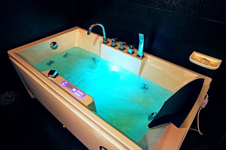 Jetted tub