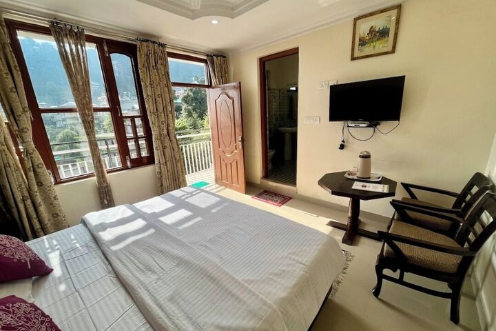 Room 4 of 16