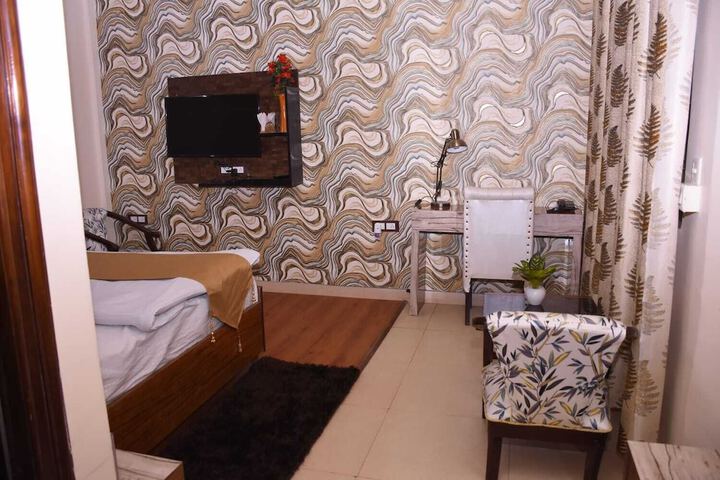 Room 10 of 12