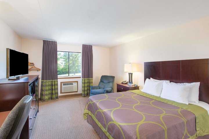 1 Queen Bed (2 of 12)