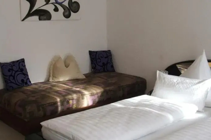 Room 4 of 12