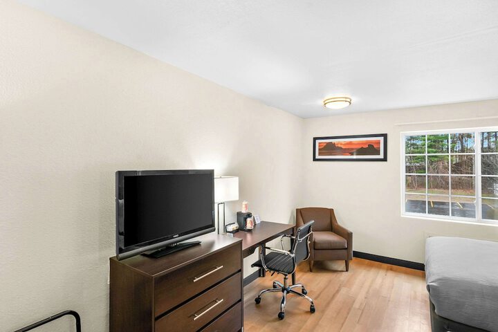 1 Queen Bed Accessible (5 of 6)