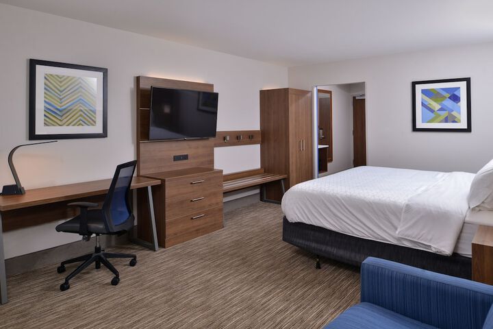 1 King Bed (4 of 22)