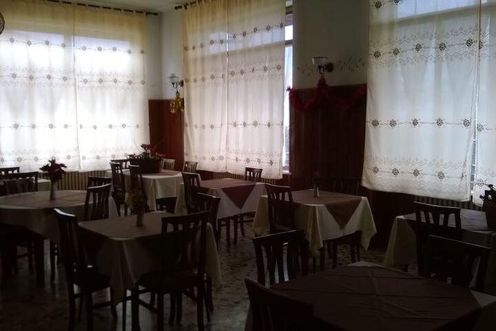 Dining 2 of 5
