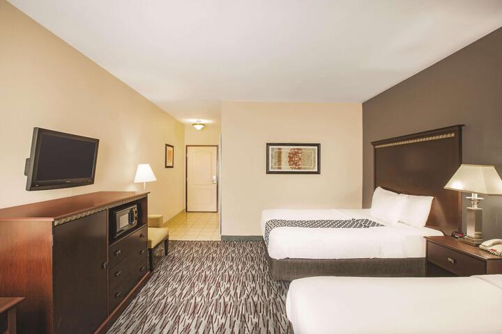 2 Queen Beds (11 of 12)