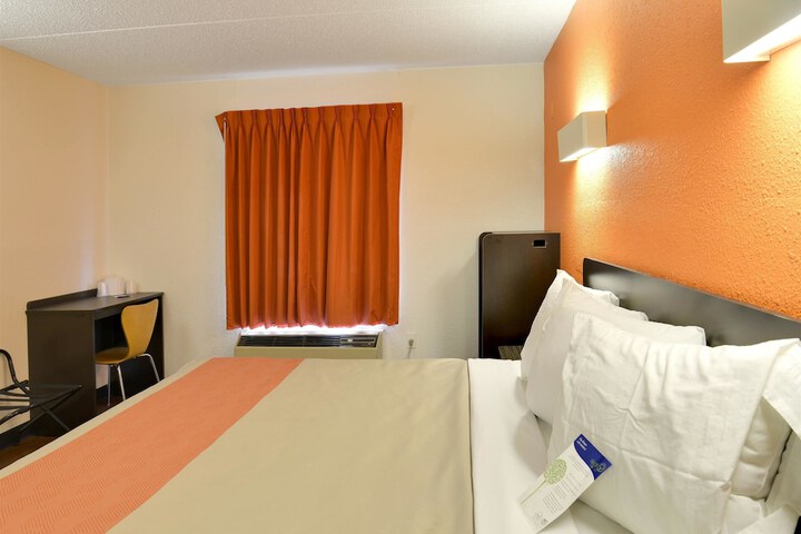 1 King Bed Micfridge (3 of 13)